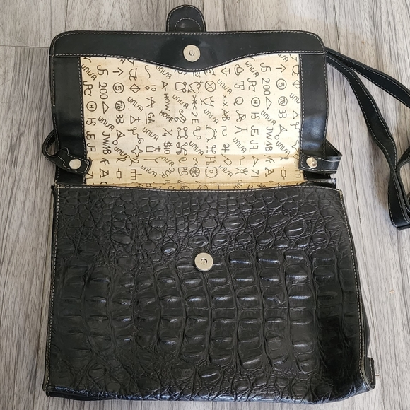 UNISA Vintage | Black Leather Croc Embossed Purse - Picture 2 of 4
